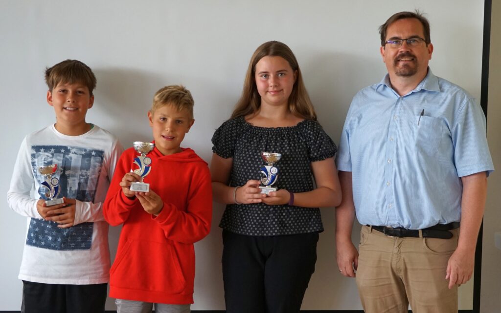 Die Pokale gingen an (von links nach rechts): Benedikt Althaus (2. Platz Jungen), Tim Neubauer (1. Platz Jungen) und Sarah Köhler (1. Platz Mädchen)