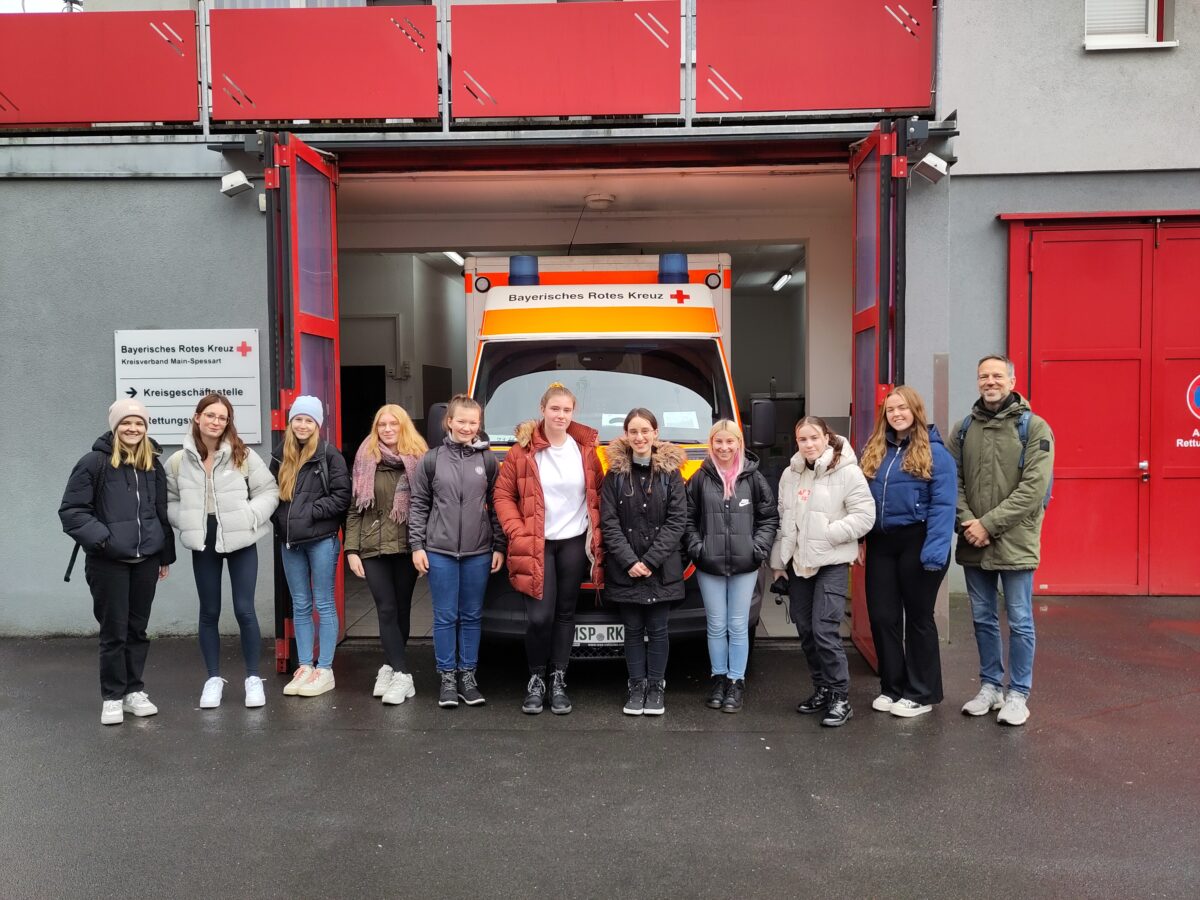P-Seminar „Lebensretter“ zu Besuch in der Rettungswache Gemünden