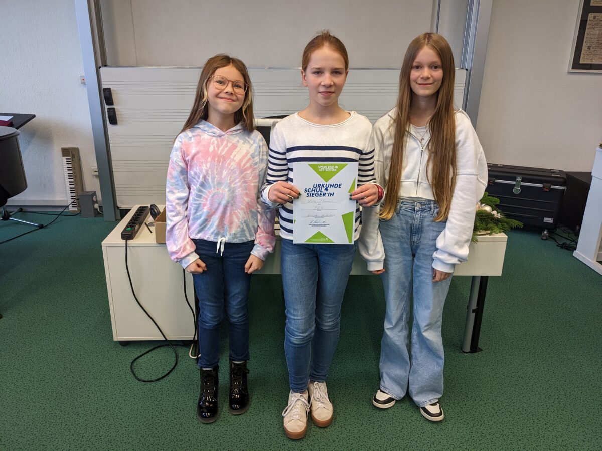 Lieferten sich ein enges Rennen um die Lesekrone am FLG (von links): Die Schülerinnen Lia Höhnlein, Lela Thomas (Siegerin) und Lea Riedmann.