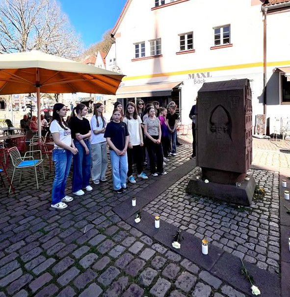 Schulchor bei Gedenkveranstaltung zur Kriegszerstörung