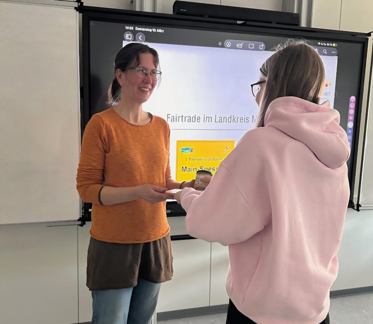 Fairtrade hautnah am FLG: Expertin spricht mit P-Seminaristen